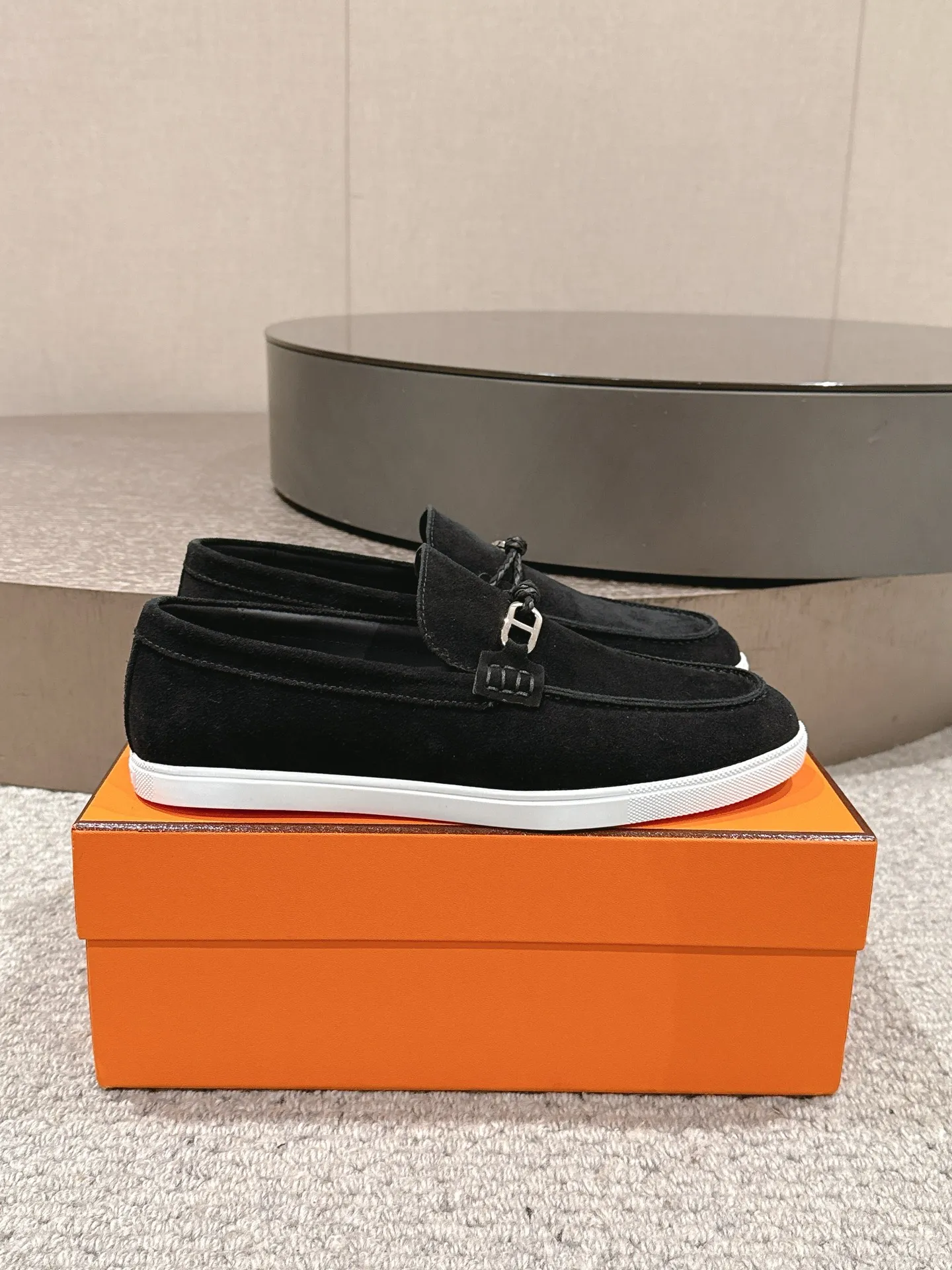 【ΗERMES】 P:540💰 Size: 39-45 (45.46. Customized) Hermes Men's Slip-on Loafers Lgnacio Series Couple's Loafers Casual Sports Shoes Original Purchase Development Made Goods This calfskin loafer is decorated with leather braiding and "Chaine d'Ancre" buckle. Fashionable nautical style loafers, ideal for land and seaside. Exquisite packaging at the delivery counter 🛍📦 Fabric: Original customized imported first-layer cowhide/cow suede Lining: Imported soft cowhide lining Sole: Original molded non-slip TPU material Bottom thickness: 2CM
